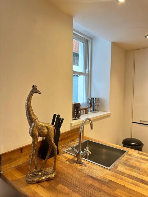 Opulent Oasis In London Apartment Luaran gambar